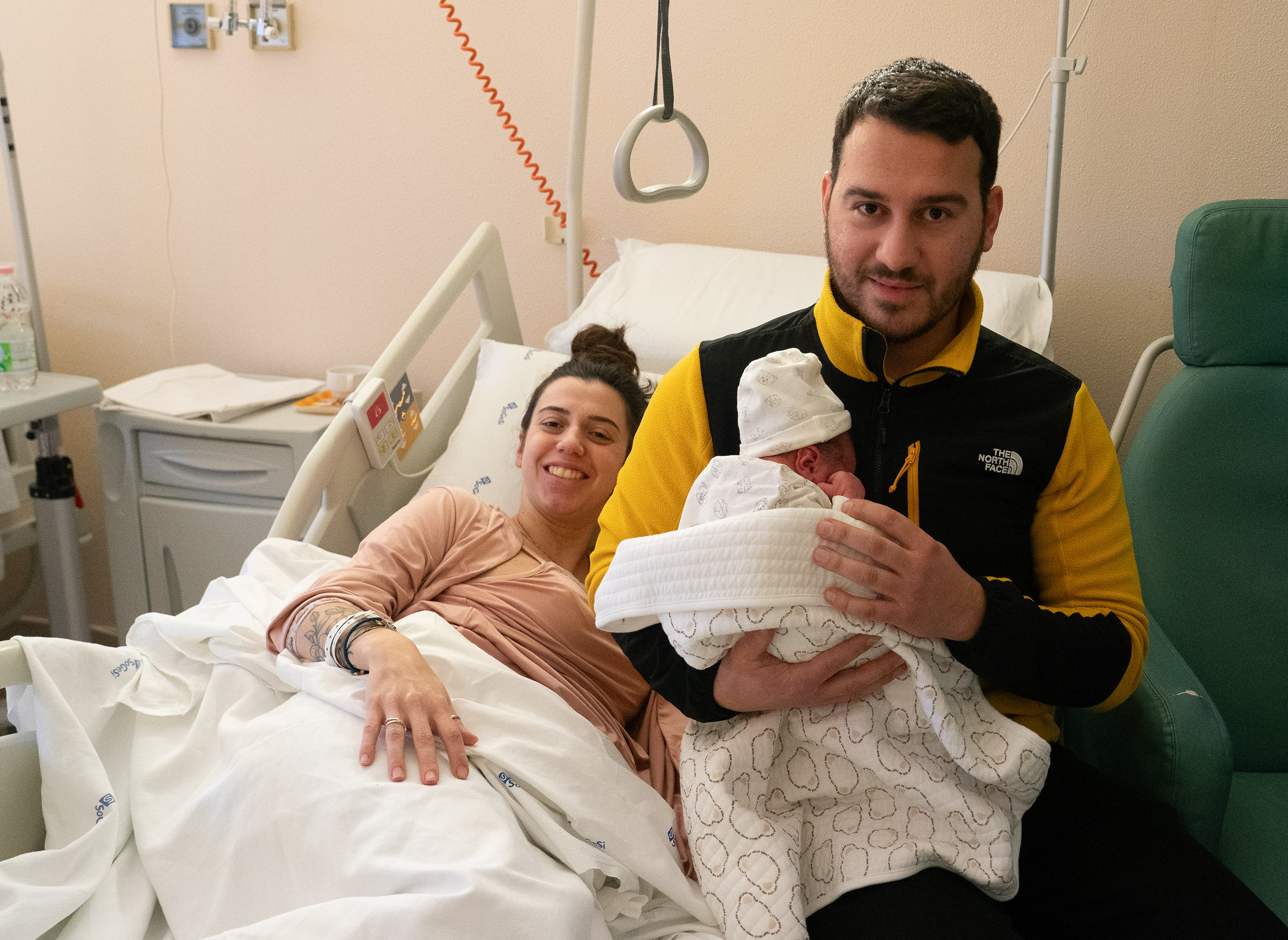 Thiago primo nato 2026, in braccio al papà Emilyano e accanto a mamma Greta