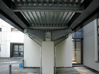 particolare del ponte aereo di collegamento